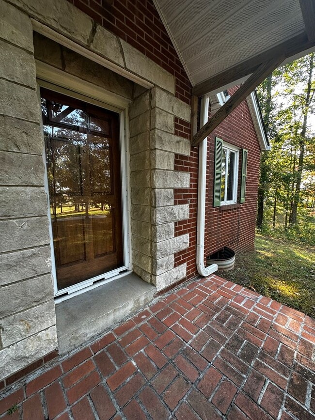Building Photo - Spacious 3 bedroom/ 2.5 bath home near Exi...