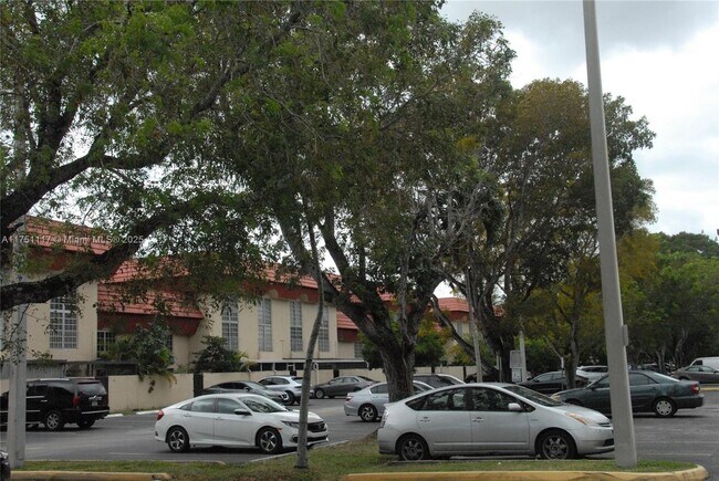 Building Photo - 10907 N Kendall Dr