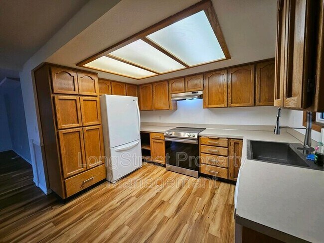 Building Photo - 5030 NE Roselawn St