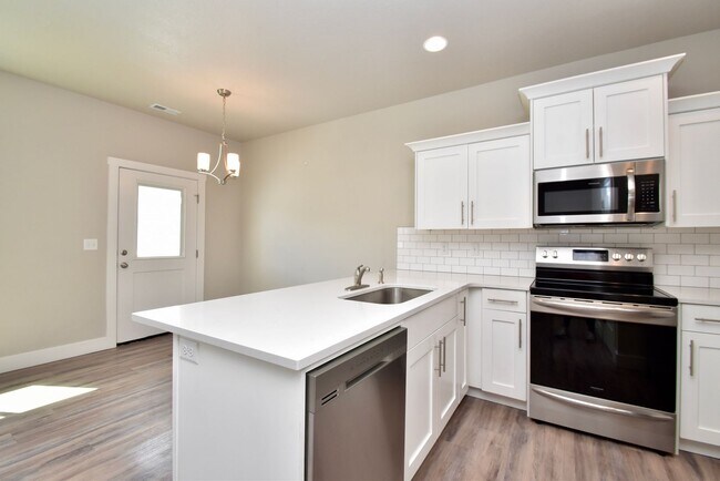 Building Photo - 3 Bedroom 2.5 Bath Townhome in West Haven!!