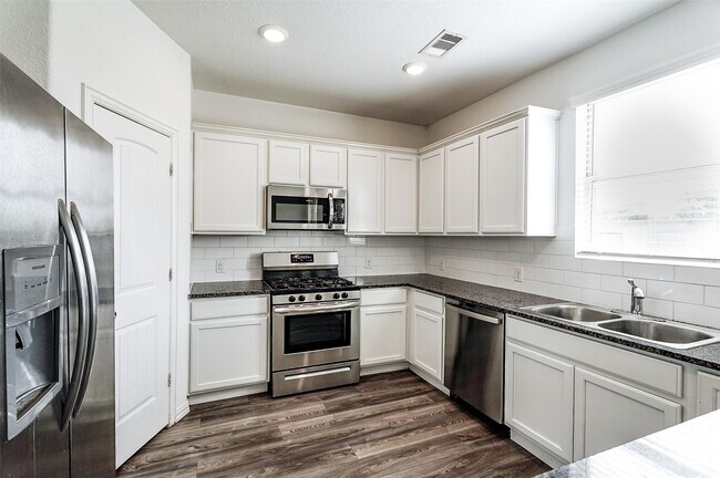 Building Photo - 9011 Beacon Mill Dr