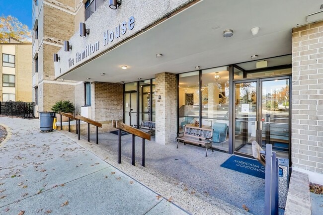 Building Photo - Sunny Studio in Downtown Rockville - ALL U...