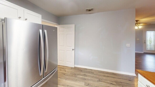 Building Photo - 910 Ave A