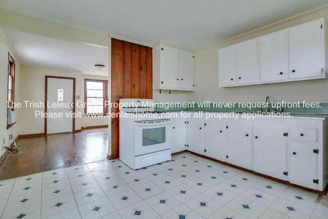 Building Photo - Near Downdown Pineville large 2/1 freshly painted.