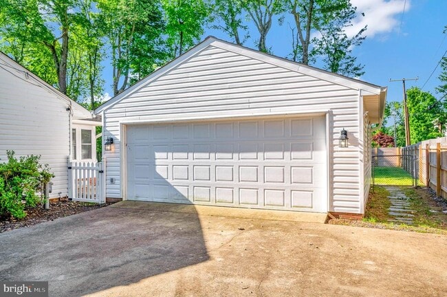 Building Photo - 1732 Beverly Dr