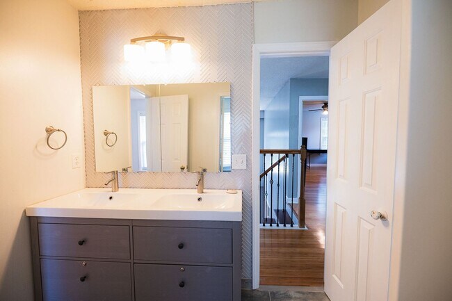 Building Photo - Spacious beautiful 5 bedroom 2.5 bath home...