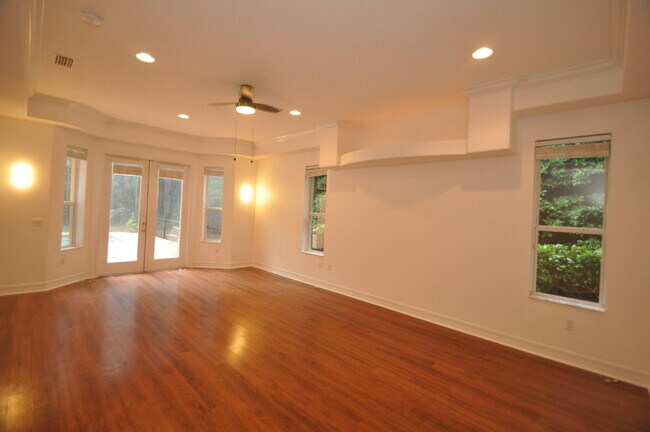 Building Photo - 12 Clementina Ct