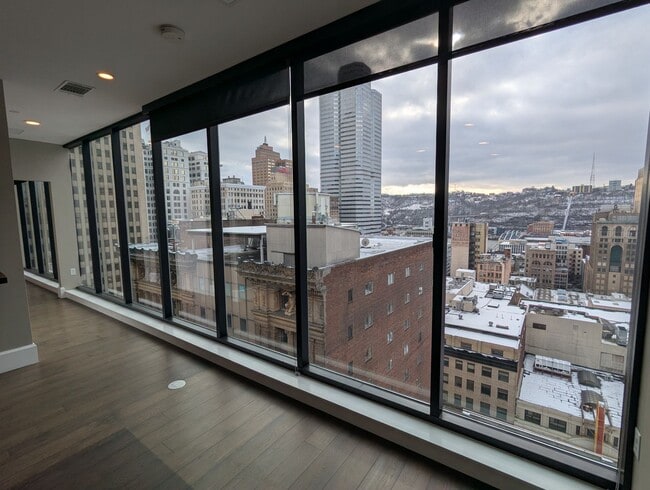 Building Photo - 1 Bedroom 1 Bathroom Condo in Downtown Pittsburgh