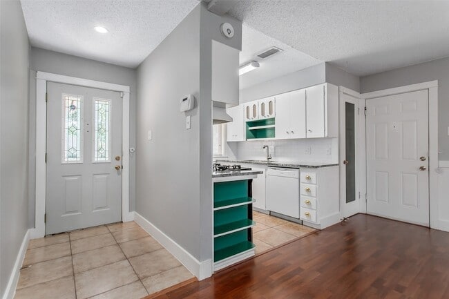 Building Photo - 2121 Travis Dr