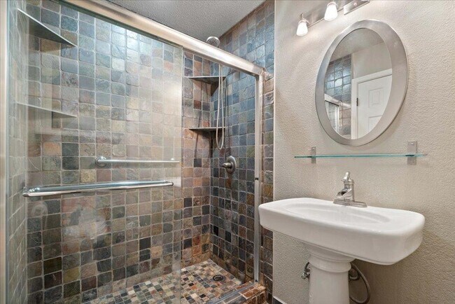 Building Photo - 1411 Gracy Farms Ln