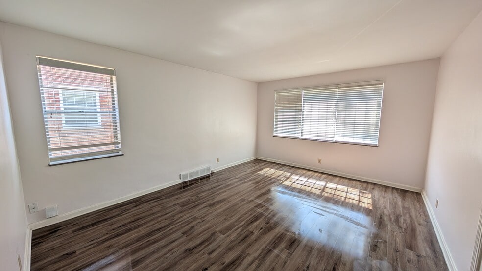 Building Photo - 5825 Sunshine Dr