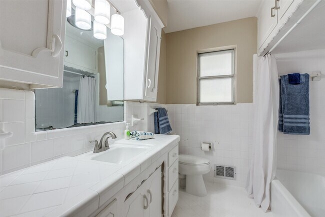 Building Photo - 401 Daisy Dr