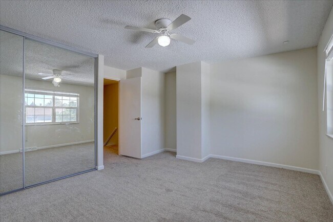 Building Photo - 2+ bedrooms 2.5 bathrooms
