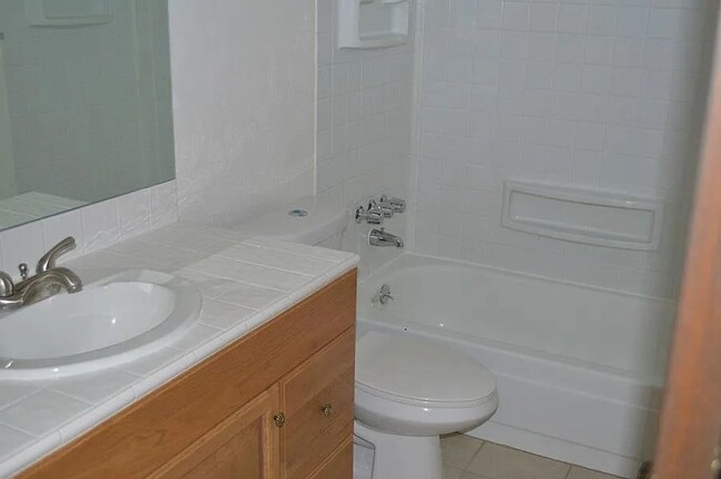 Building Photo - 2 Bed Lakewood Condo for Rent Across the S...