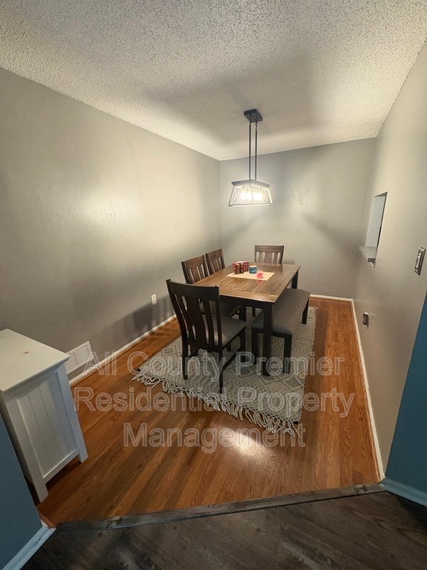 Building Photo - 60 Versailles Ct