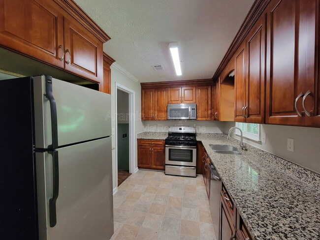 Building Photo - 2506 Windmere Dr NW