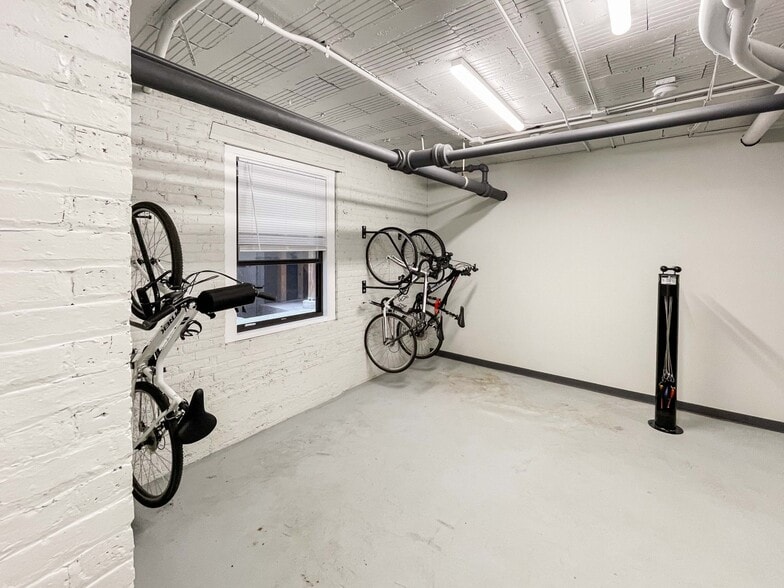 Building Photo - 600 W Stratford Pl