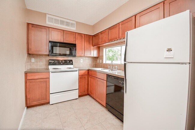 Building Photo - 10855 Meadowglen Ln