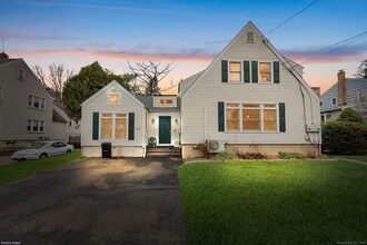 Building Photo - 26 Davenport Ave