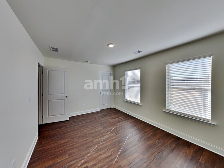 Building Photo - 110 Pecan Dr