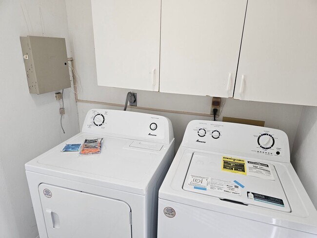 Building Photo - 2/2.5 Townhome Mile Run