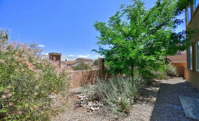 Building Photo - COMING SOON Large 5 Bedroom home with loft...