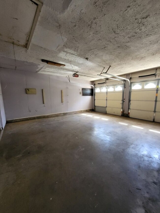 Building Photo - (4) Bed/(2) Bath + (2) Living Areas Avail ...