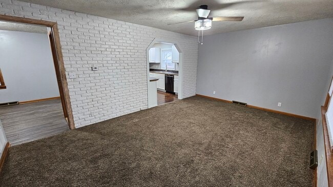 Building Photo - 315 N Pecan St