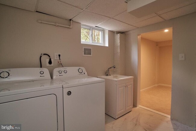 Building Photo - 3912 Larchwood Rd