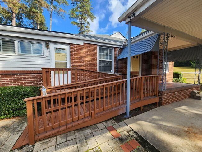 Building Photo - Renovated Home Just Off Washington Rd clos...