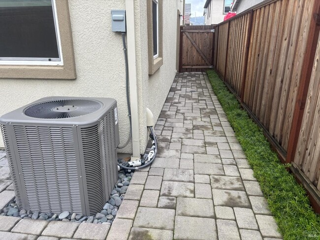 Building Photo - 1468 Oak Cir