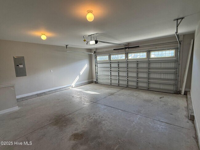 Building Photo - 114 Laredo Dr