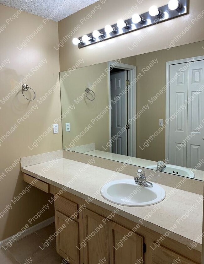 Building Photo - Beautiful Home Just Minutes to NAS JAX & 295 Large Fenced Backyard