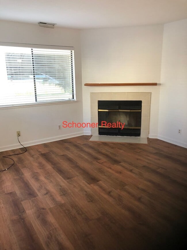 Building Photo - CHARMING 2-STORY TOWNHOUSE IN DESIRABLE SA...