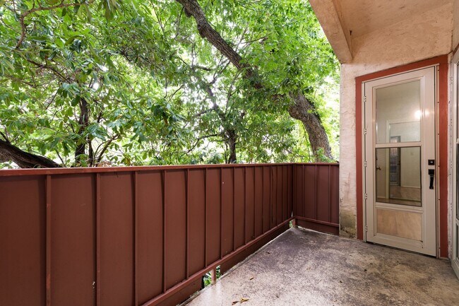 Building Photo - UT PRE-LEASE: 2 BR / 2 BA West Campus Condo - Walk to Campus - Newly Remodeled Kitchen