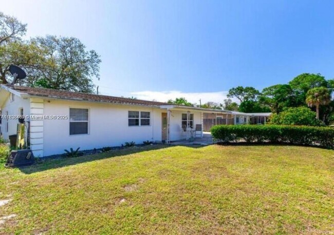 Building Photo - 3954 Coconut Cir N