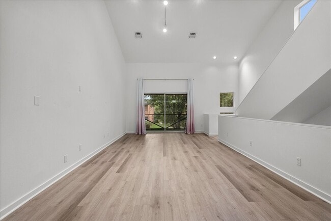 Building Photo - 2453 Wentworth St