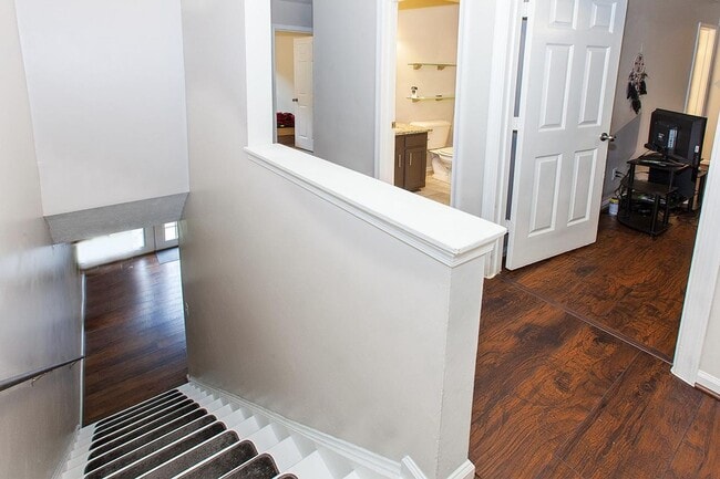 Building Photo - Spacious Williamsburg Townhome with Modern...