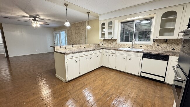 Building Photo - 402 Maridale Dr