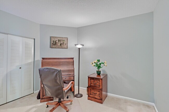 Building Photo - 800 Uno Lago Dr