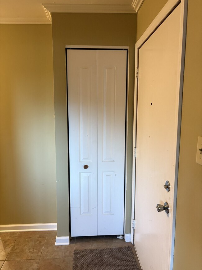 Building Photo - 212 Madison St