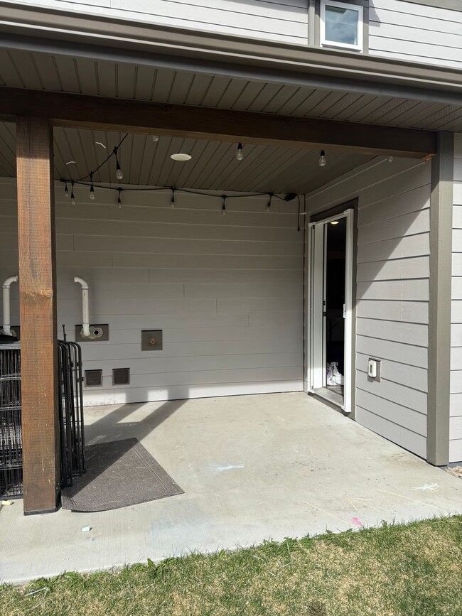 Building Photo - 704 Black Diamond St