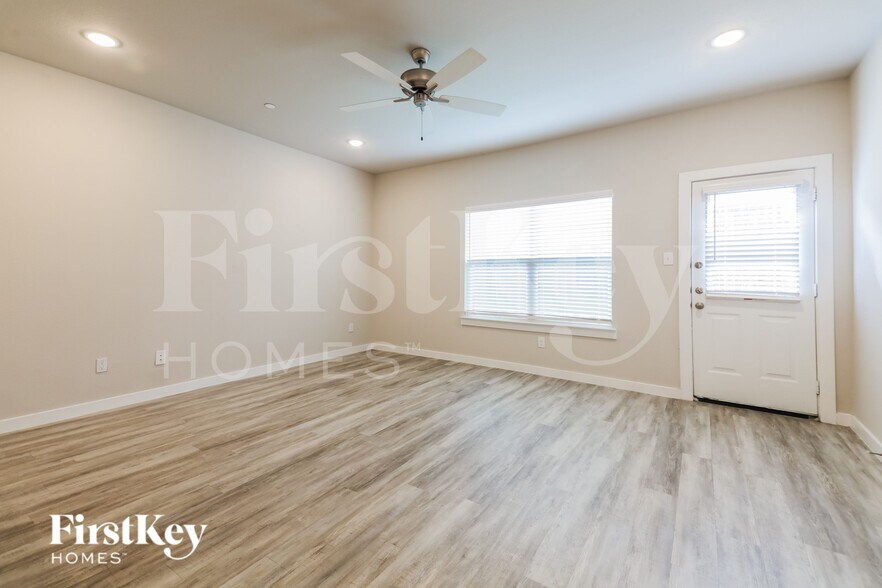 Building Photo - 324 Nima Ln