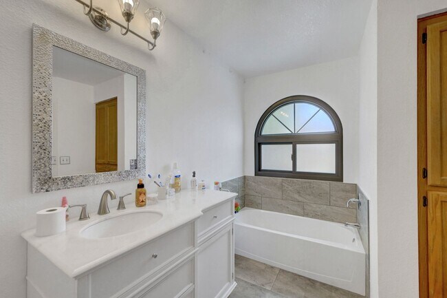 Building Photo - 3 bedroom home with pool!!