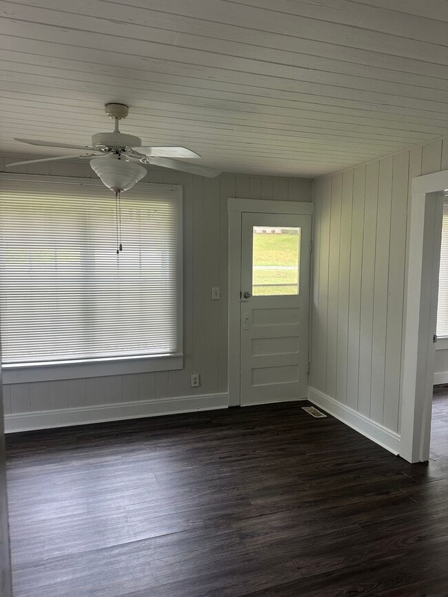 Building Photo - Charming Home in Downtown Flowery Branch!