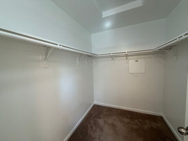 Building Photo - 3-bedrooms and two bathrooms home located in Visalia, CA