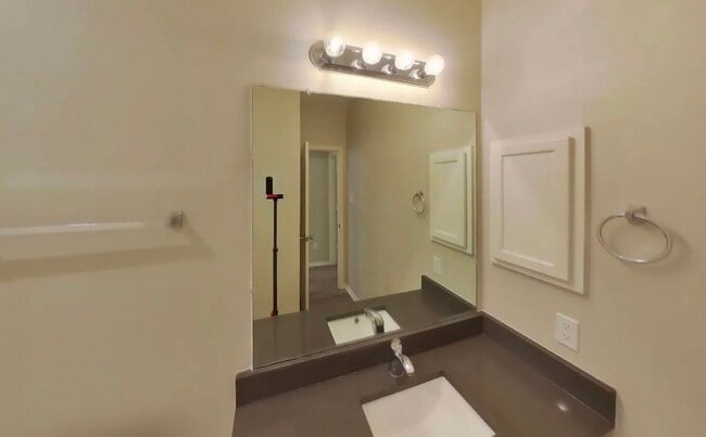 Building Photo - Inviting 3-Bedroom Home with Lush Garden & Natural Light