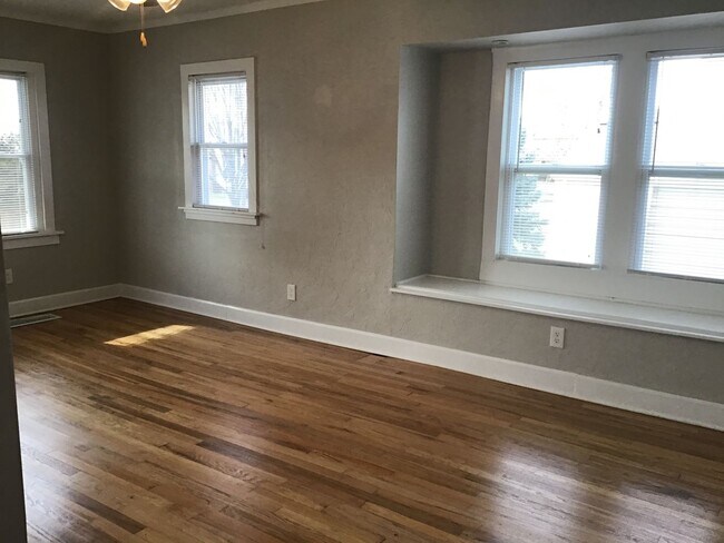 Building Photo - Single Family Home 3 beds 2 full bath Available Now!