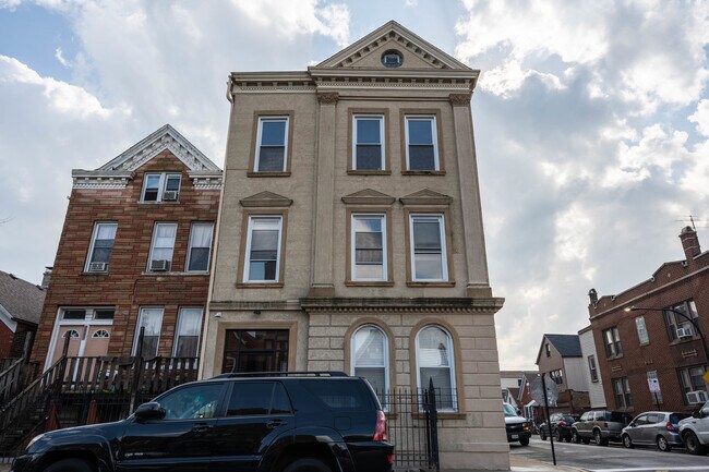 Primary Photo - 2031 W 23rd St