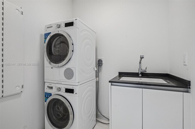 Building Photo - 300 S Biscayne Blvd